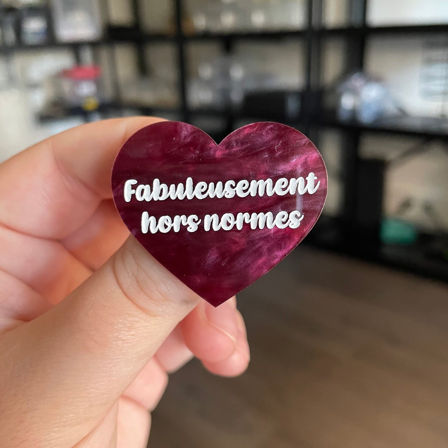 [CONTRÔLE TECHNIQUE] Broche "Fabuleusement hors normes" en acrylique marbrée bordeaux