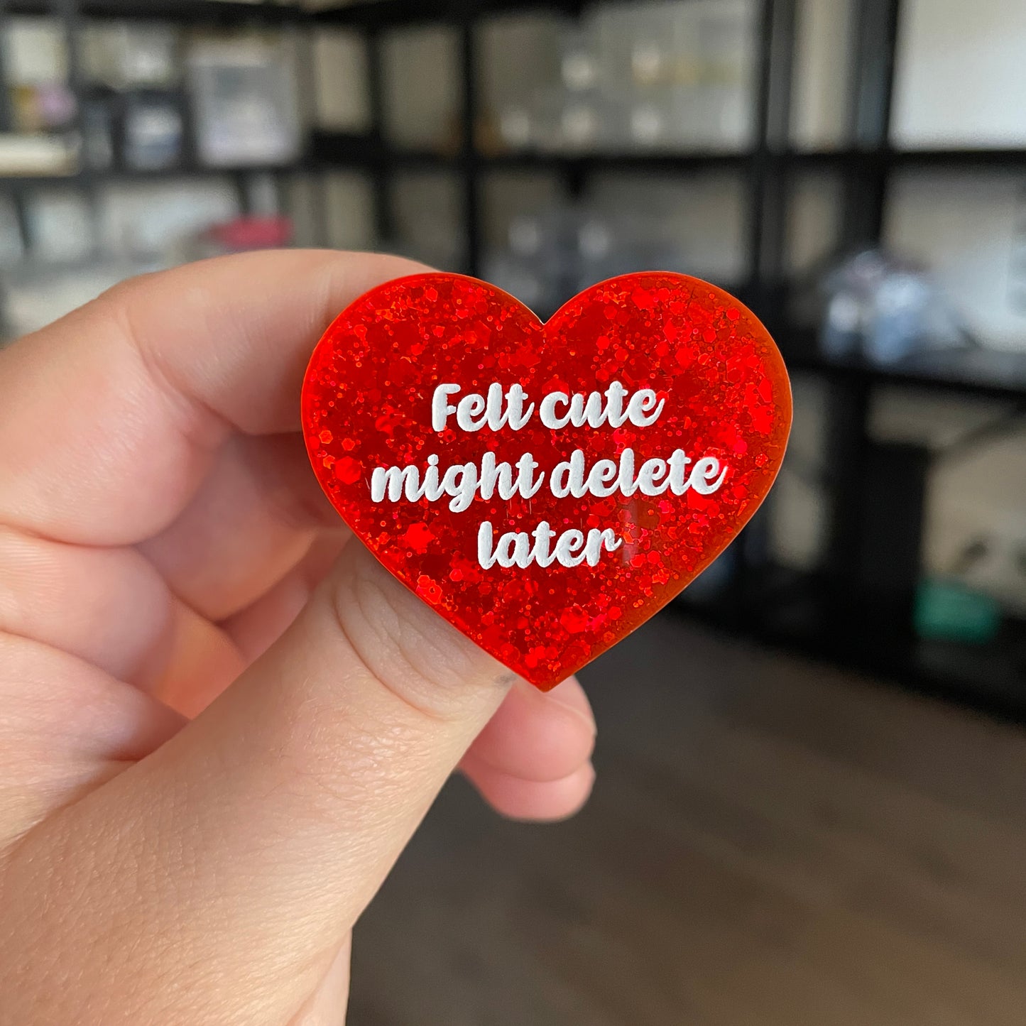 [CONTRÔLE TECHNIQUE] Broche "Felt cute might delete later" en acrylique à paillettes oranges