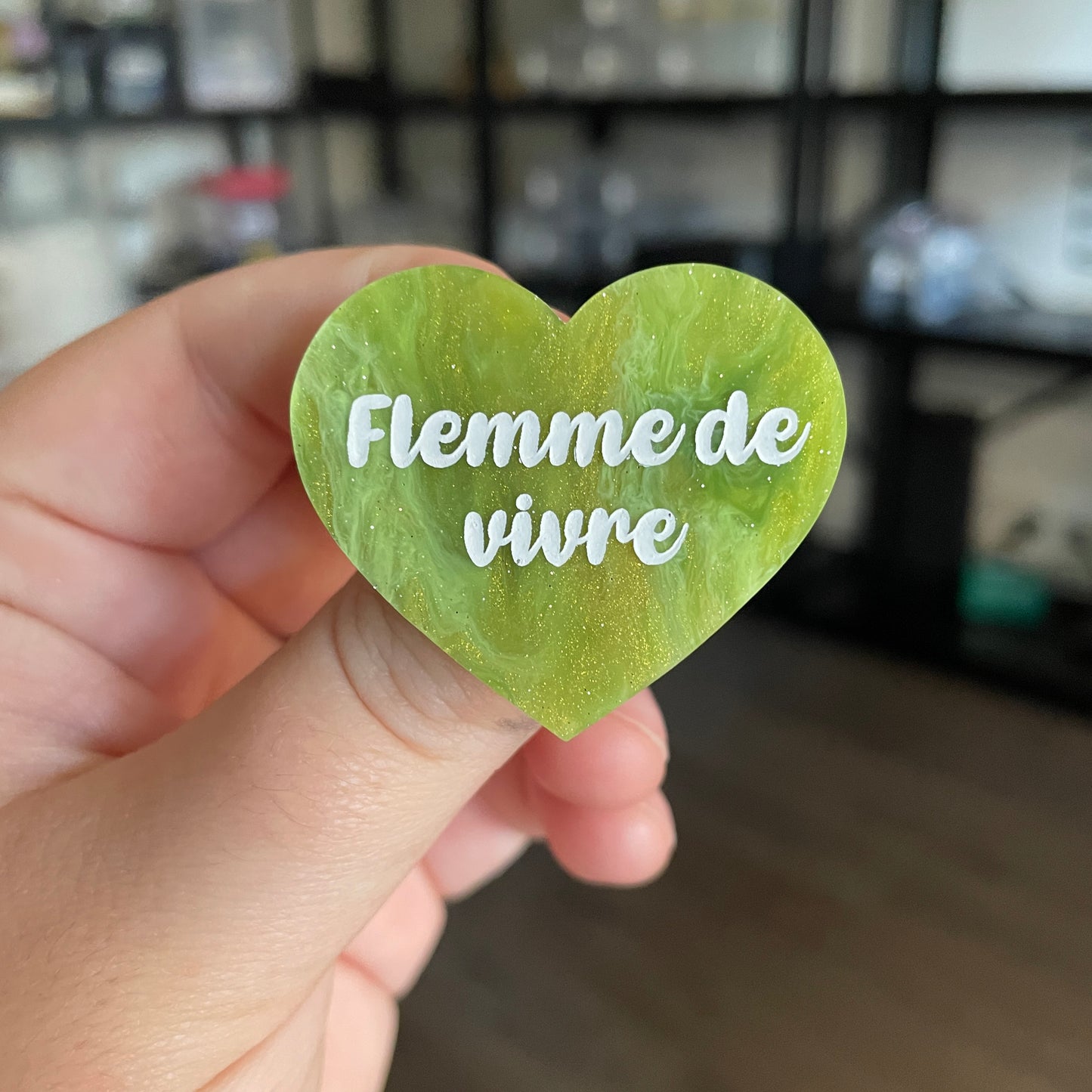 [CONTRÔLE TECHNIQUE] Broche "Flemme de vivre" en acrylique marbrée verte et dorée