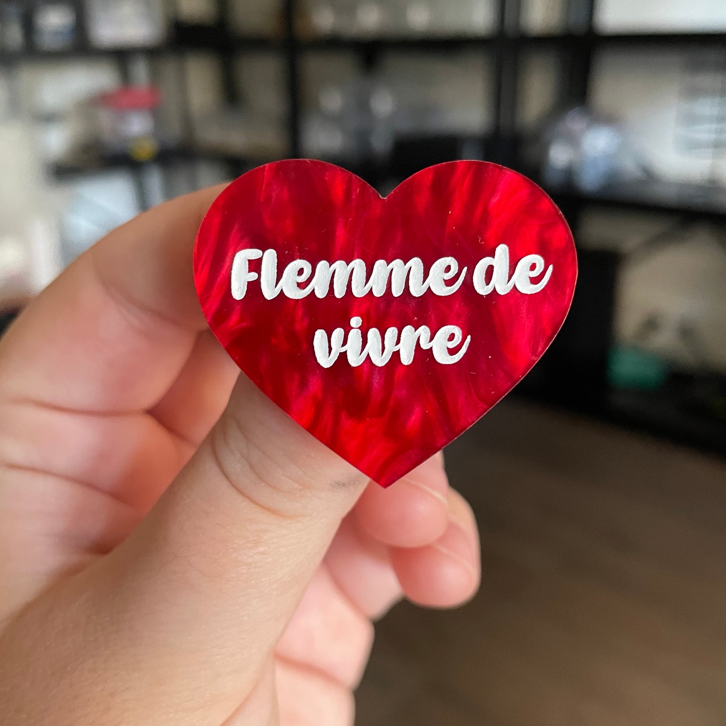 [CONTRÔLE TECHNIQUE] Broche "Flemme de vivre" en acrylique marbrée rouge