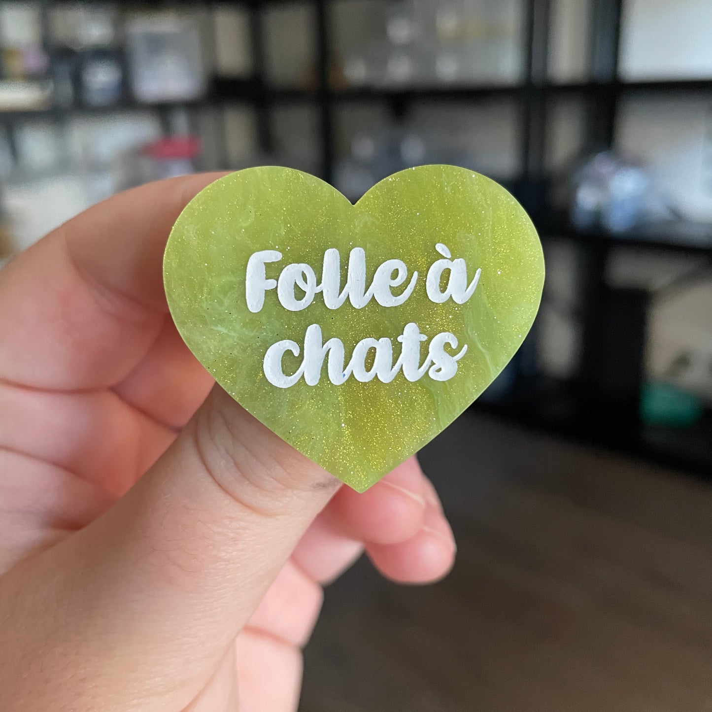 [CONTRÔLE TECHNIQUE] Broche "Folle à chats" en acrylique marbrée verte et dorée