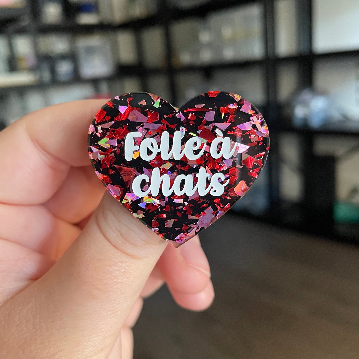 [CONTRÔLE TECHNIQUE] Broche "Folle à chats" en acrylique noire avec des éclats de confettis rouges et roses