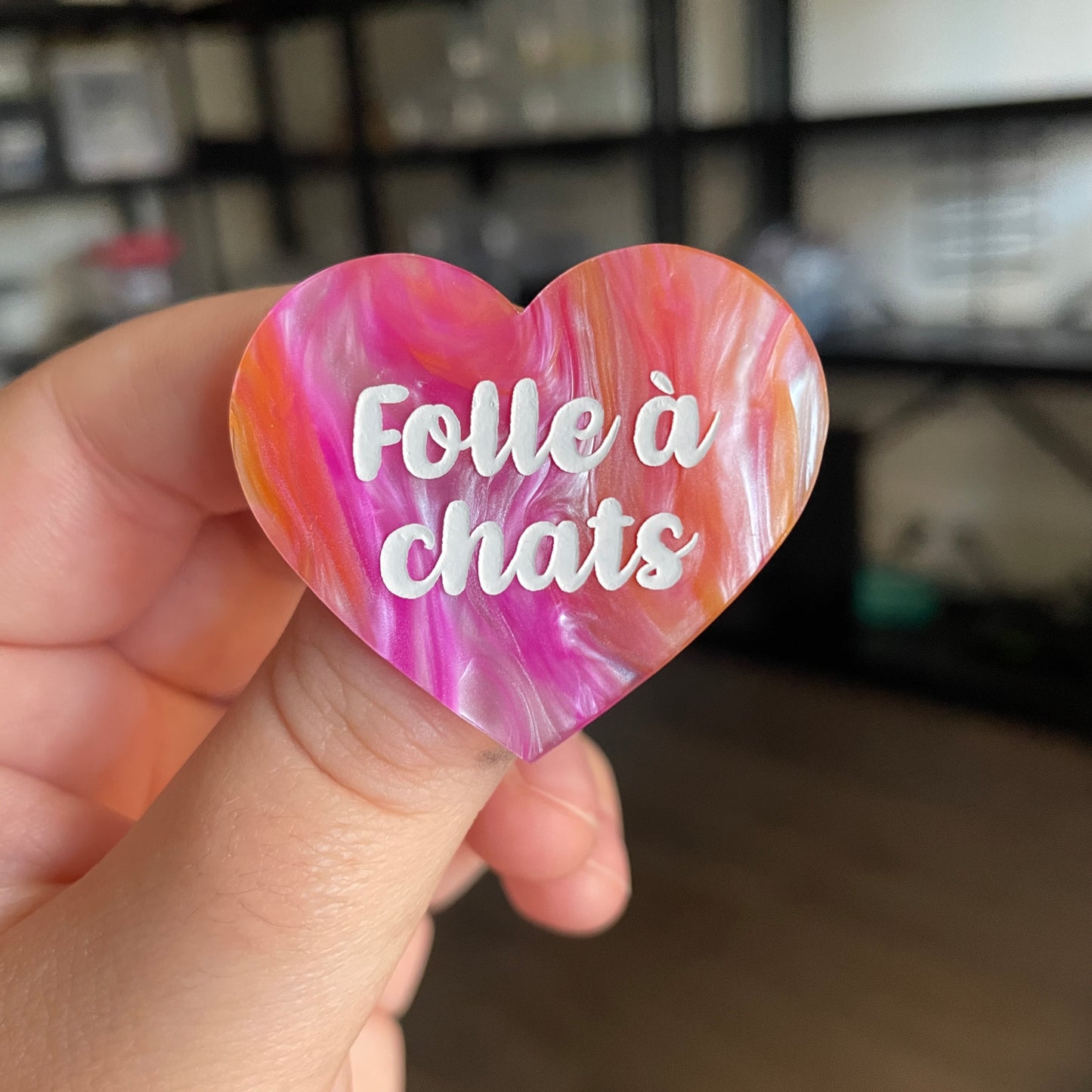 [CONTRÔLE TECHNIQUE] Broche "Folle à chats" en acrylique marbrée orange, rose et blanche
