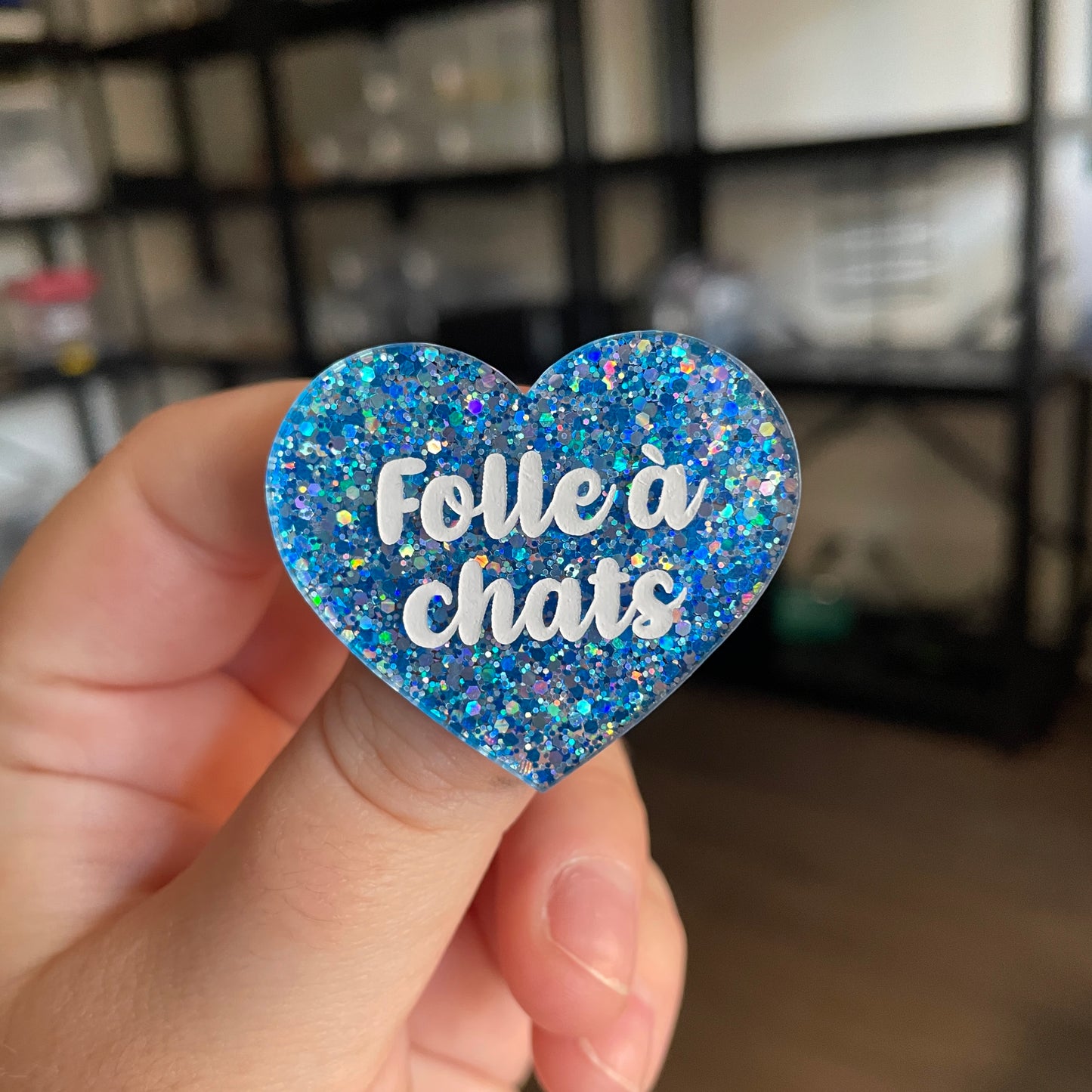 [CONTRÔLE TECHNIQUE] Broche "Folle à chats" en acrylique semi transparente avec des paillettes bleues et argentées