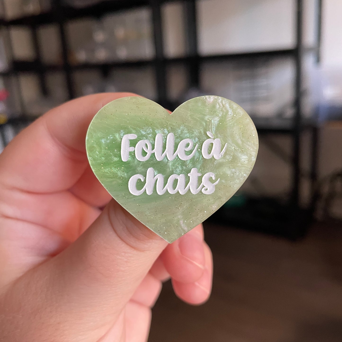 [CONTRÔLE TECHNIQUE] Broche "Folle à chats" en acrylique marbrée verte à paillettes
