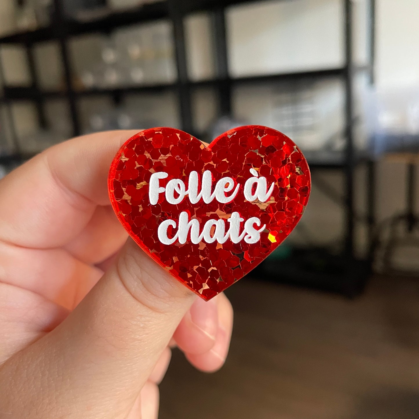 [CONTRÔLE TECHNIQUE] Broche "Folle à chats" en acrylique semi transparente avec des confettis rouges