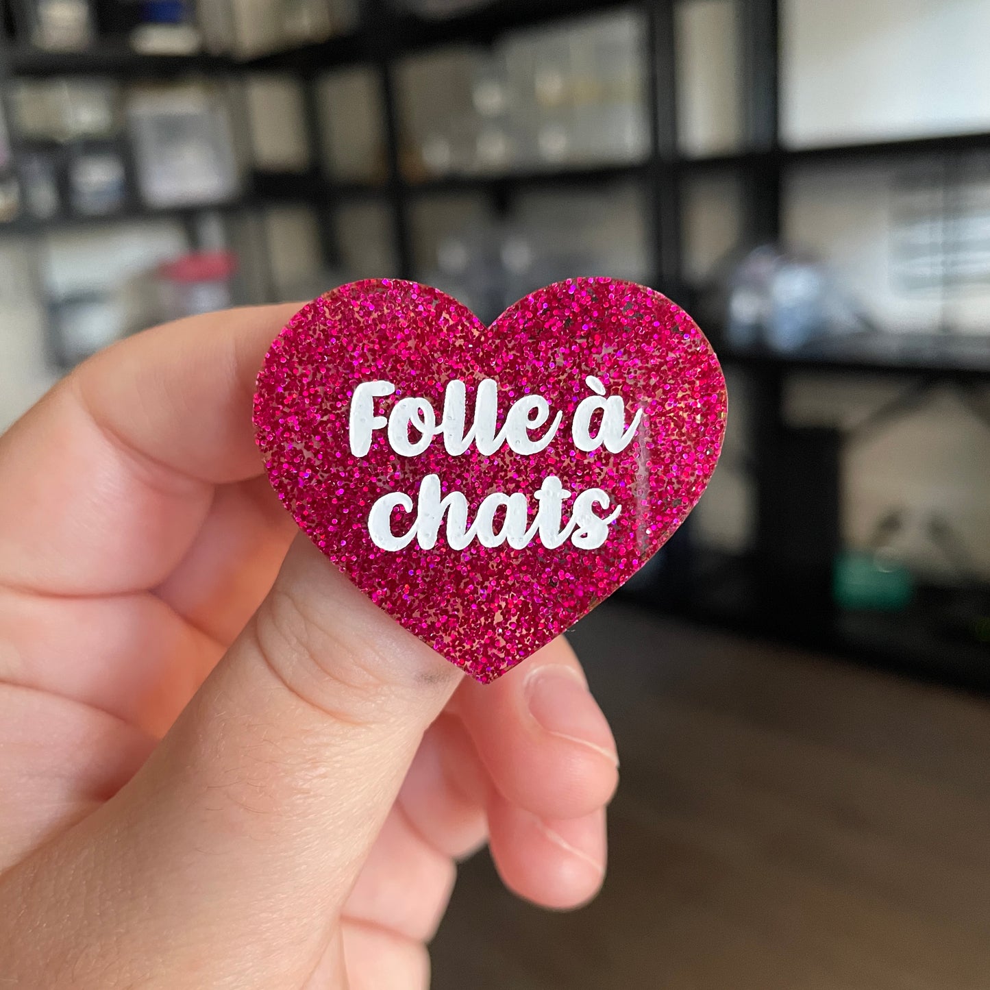 [CONTRÔLE TECHNIQUE] Broche "Folle à chats" en acrylique à paillettes roses