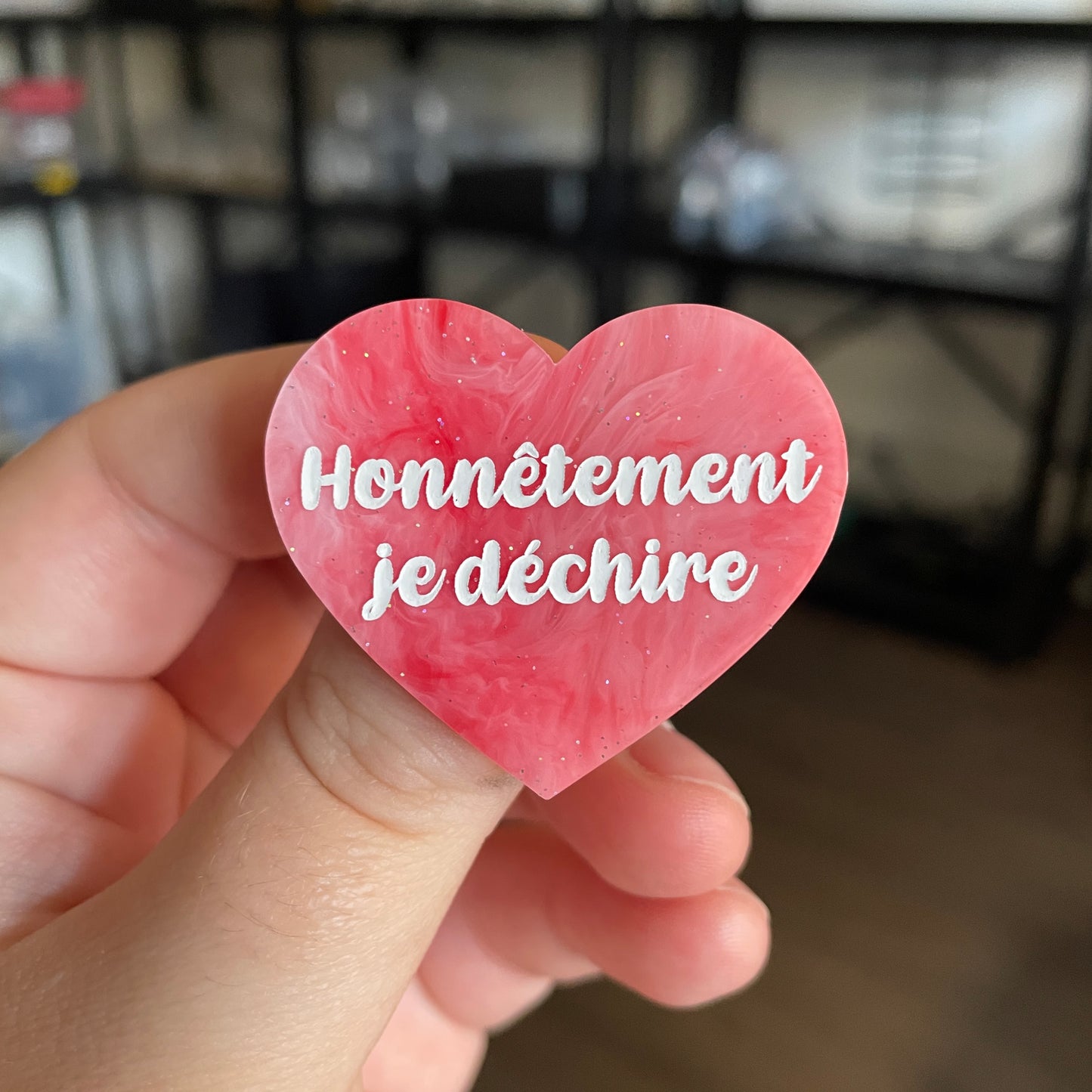 [CONTRÔLE TECHNIQUE] Broche "Honnêtement je déchire" en acrylique marbrée rose et blanche à paillettes