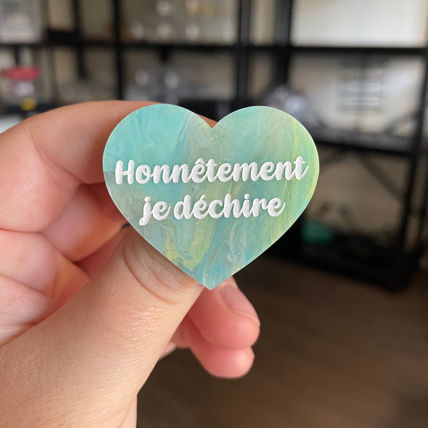 [CONTRÔLE TECHNIQUE] Broche "Honnêtement je déchire" en acrylique marbrée bleue et jaune