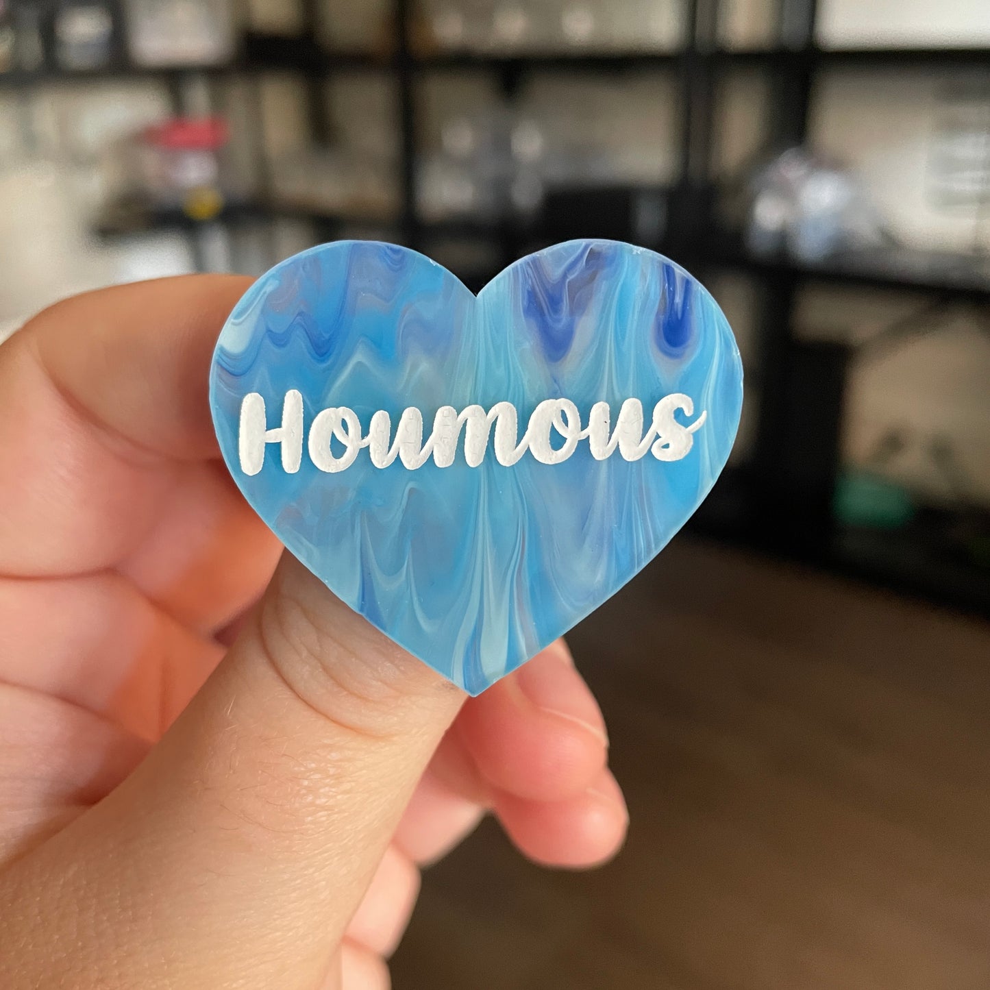 [CONTRÔLE TECHNIQUE] Broche "Houmous" en acrylique marbrée bleue du Japon