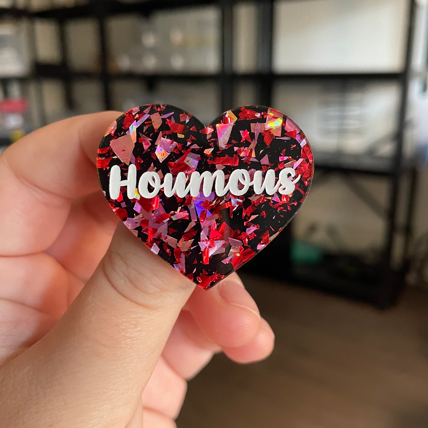 [CONTRÔLE TECHNIQUE] Broche "Houmous" en acrylique noire avec des éclats de confettis rouges et roses