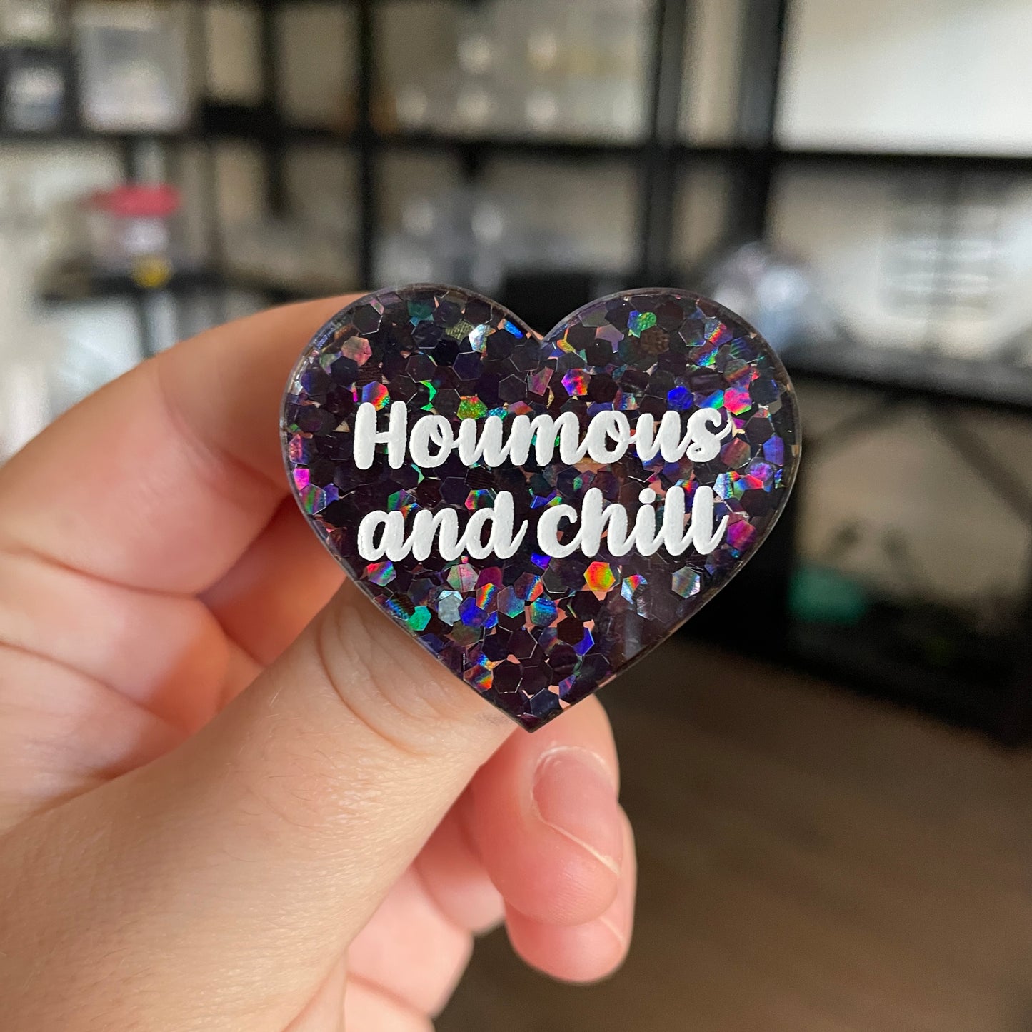 [CONTRÔLE TECHNIQUE] Broche "Houmous and chill" en acrylique semi transparente avec des confettis noirs