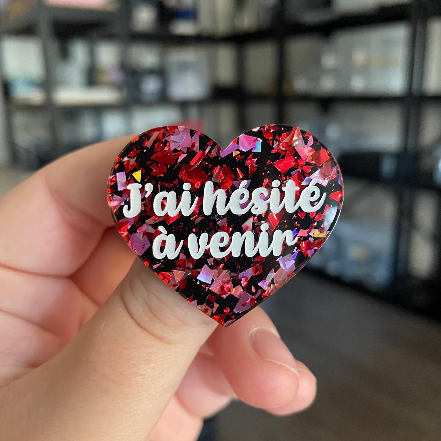 [CONTRÔLE TECHNIQUE] Broche "J'ai hésité à venir" en acrylique noire avec des éclats de confettis rouges et roses