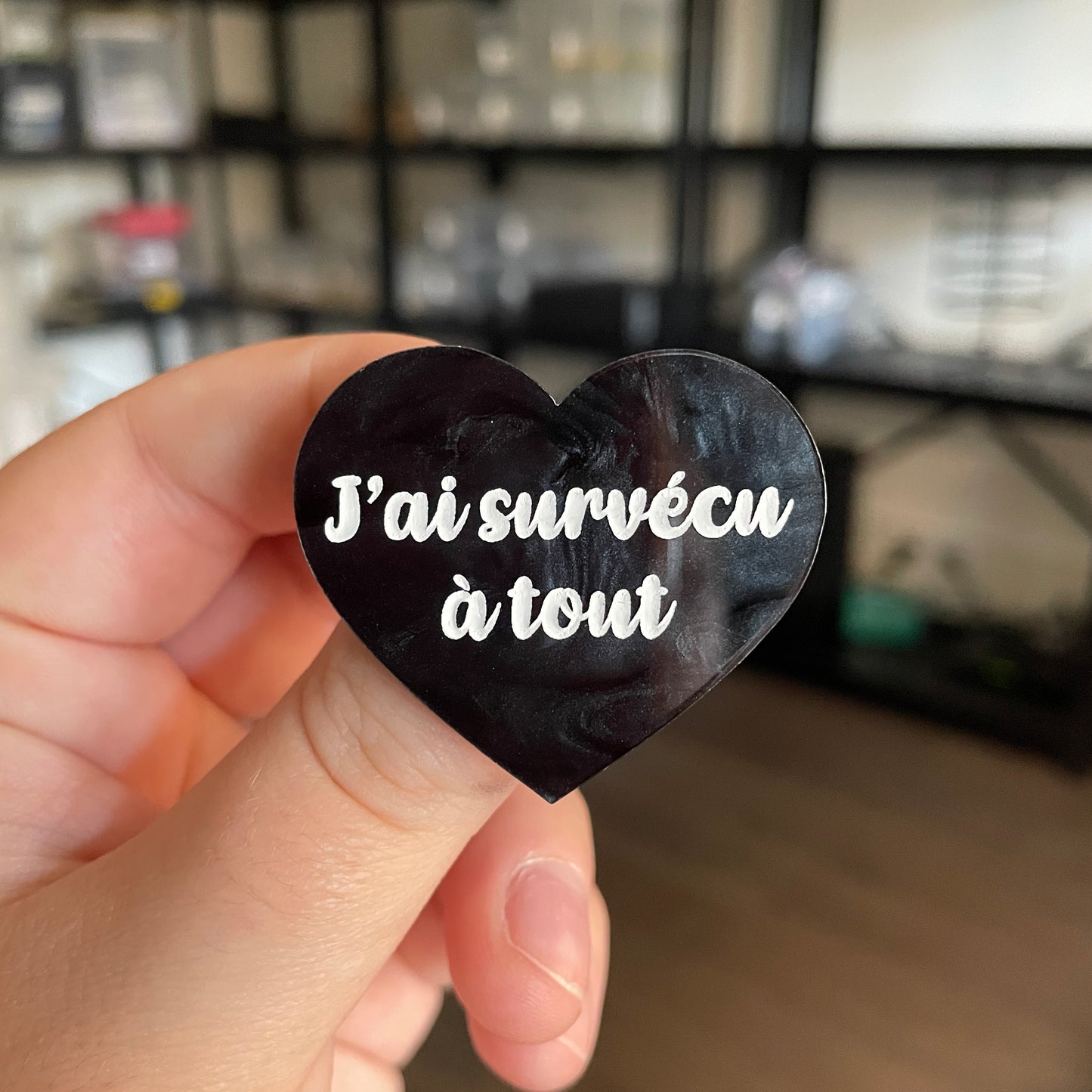 [CONTRÔLE TECHNIQUE] Broche "J'ai survécu à tout" en acrylique marbrée noire