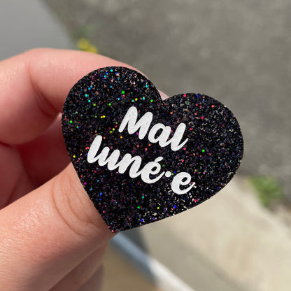 [INCLUSIF] Broche "Mal luné.e" en acrylique à paillettes noires holographiques