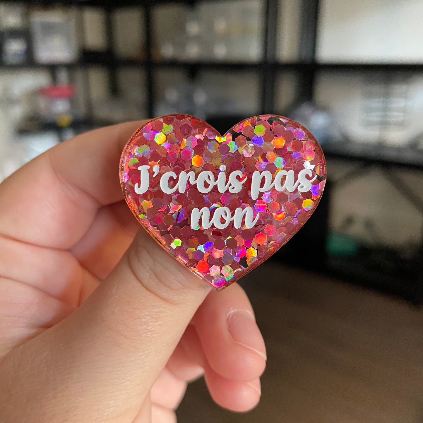[CONTRÔLE TECHNIQUE] Broche "J'crois pas non" en acrylique semi transparente avec des confettis corail