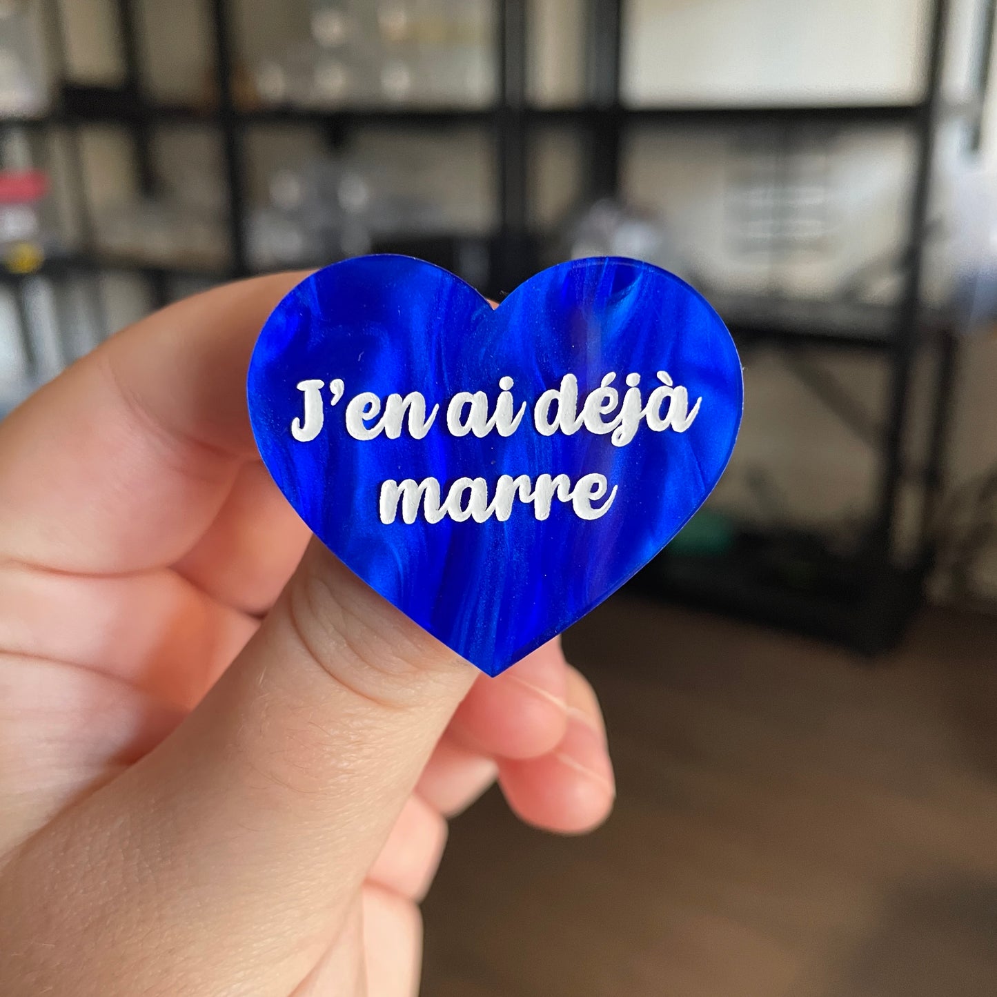 [CONTRÔLE TECHNIQUE] Broche "J'en ai déjà marre" en acrylique marbrée bleue