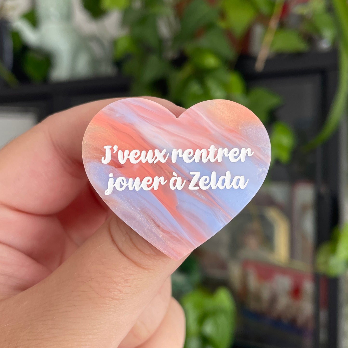 Broche "J'veux rentrer jouer à Zelda" en acrylique marbrée blanche, bleue, dorée et corail