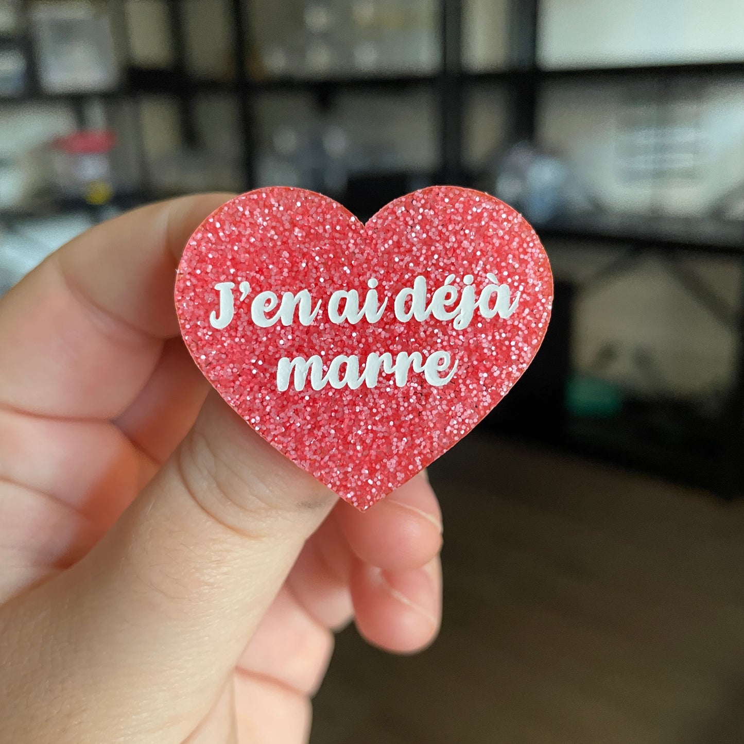 [CONTRÔLE TECHNIQUE] Broche "J'en ai déjà marre" en acrylique à paillettes roses