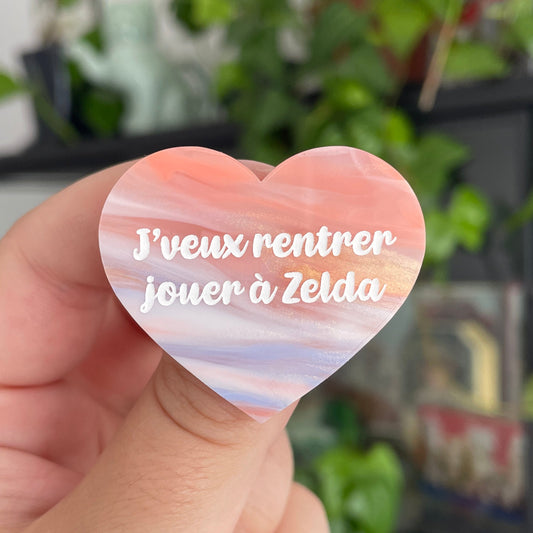 Broche "J'veux rentrer jouer à Zelda" en acrylique marbrée blanche, bleue, dorée et corail