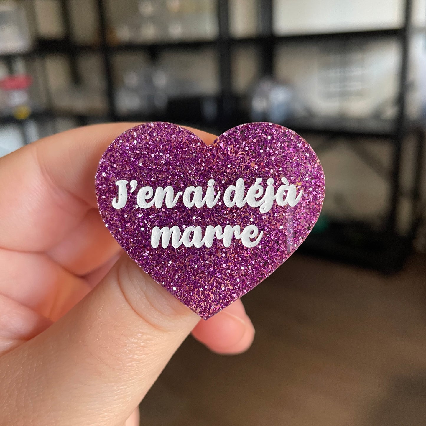 [CONTRÔLE TECHNIQUE] Broche "J'en ai déjà marre" en acrylique à paillettes violettes