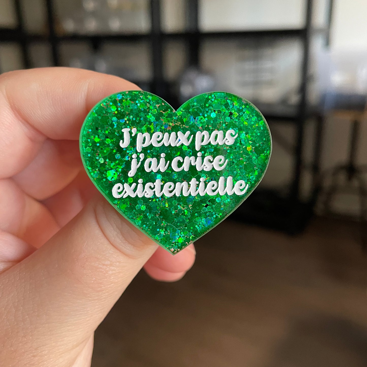 [CONTRÔLE TECHNIQUE] Broche "J'peux pas j'ai crise existentielle" en acrylique semi transparente avec des paillettes vertes