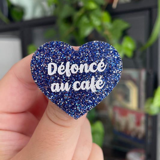 [MASCULIN] Broche "Défoncé au café" en acrylique à paillettes bleues et blanches