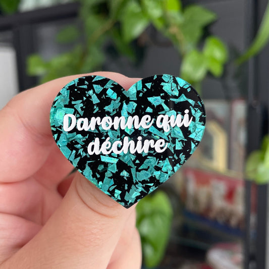 Broche "Daronne qui déchire" en acrylique noire avec des éclats de confettis turquoise