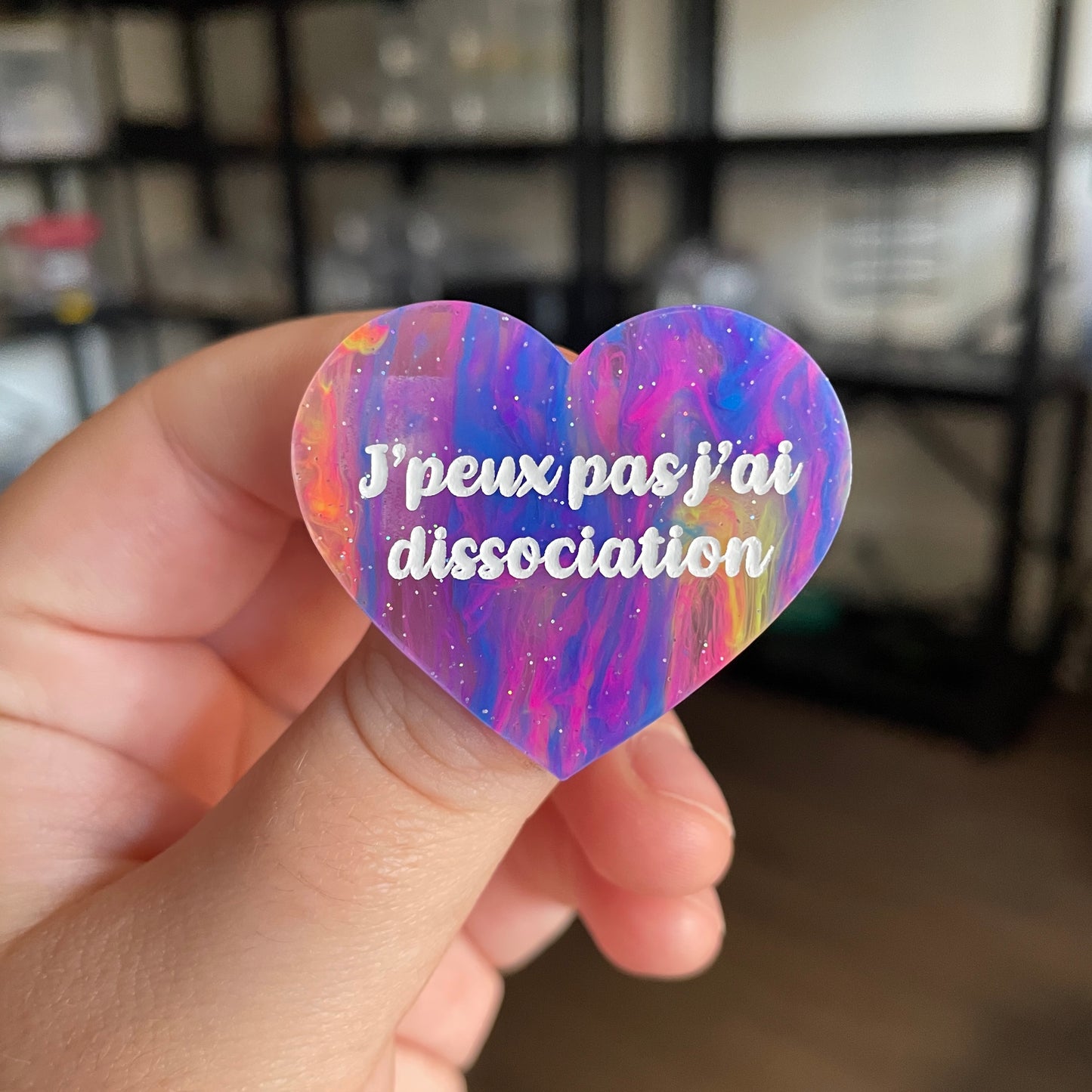 [CONTRÔLE TECHNIQUE] Broche "J'peux pas j'ai dissociation" en acrylique semi transparente marbrée multicolore