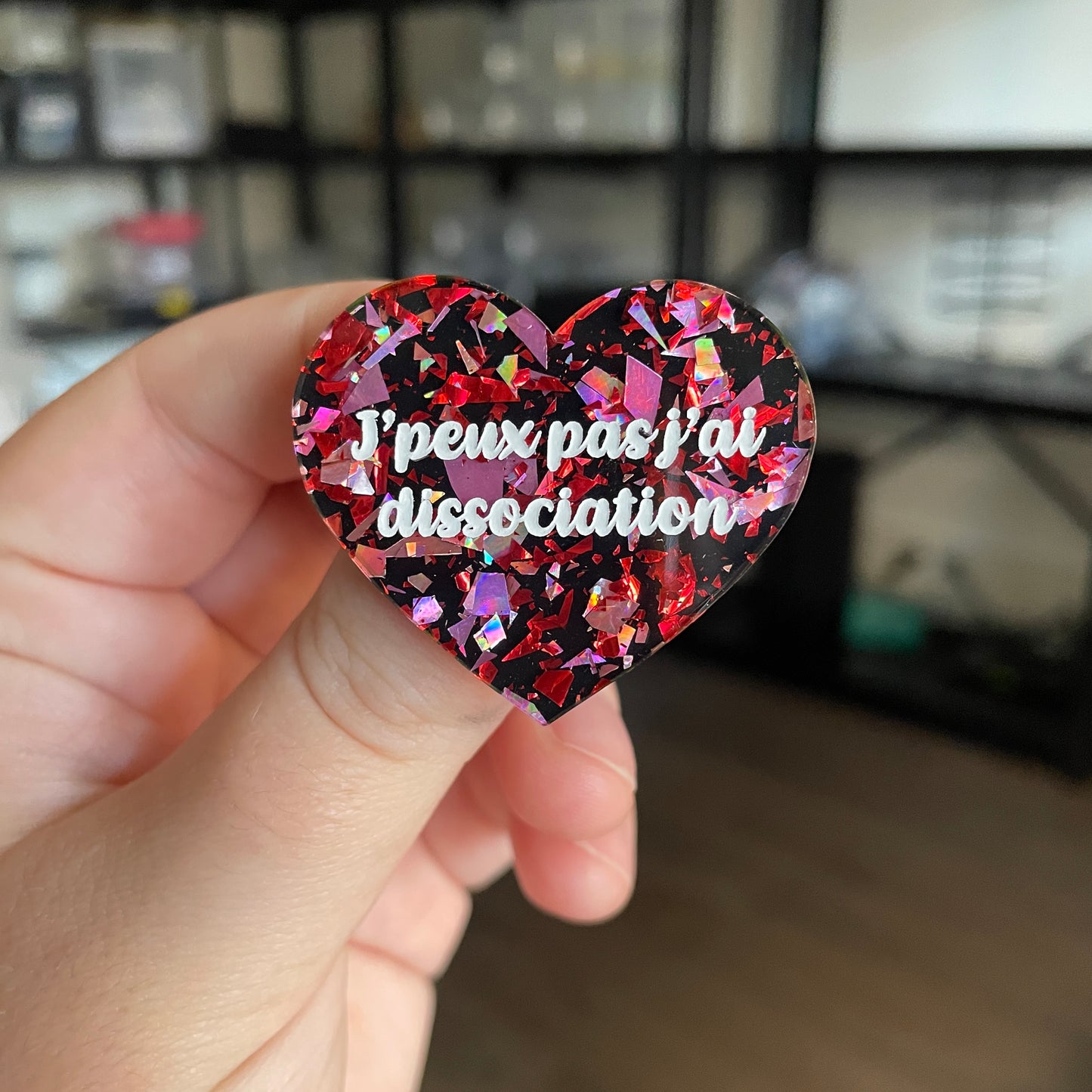 [CONTRÔLE TECHNIQUE] Broche "J'peux pas j'ai dissociation" en acrylique noire avec des éclats de confettis rouges et roses