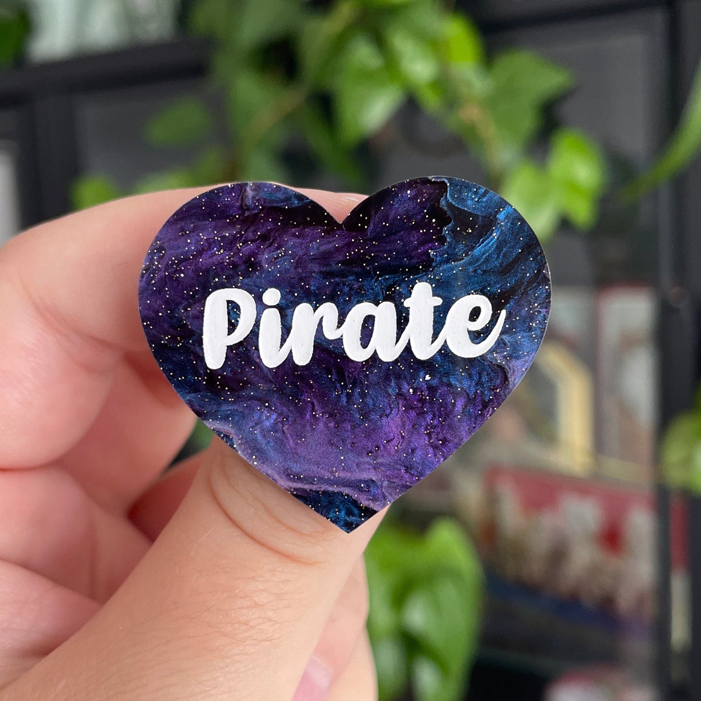 [CONTRÔLE TECHNIQUE] Broche "Pirate" en acrylique marbrée bleue, violette et noire à paillettes