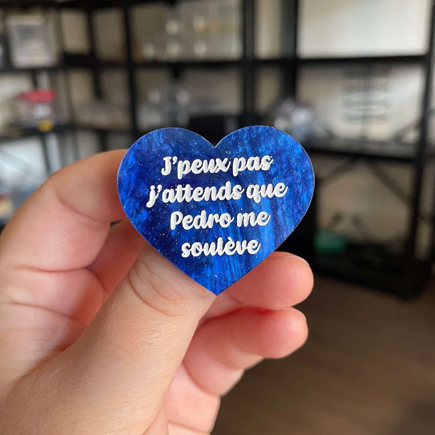 [CONTRÔLE TECHNIQUE] Broche "J'peux pas j'attends que Pedro me soulève" en acrylique marbrée bleue à paillettes