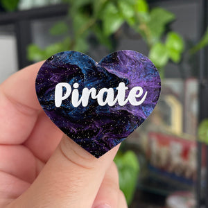 Broche "Pirate" en acrylique marbrée bleue, violette et noire à paillettes