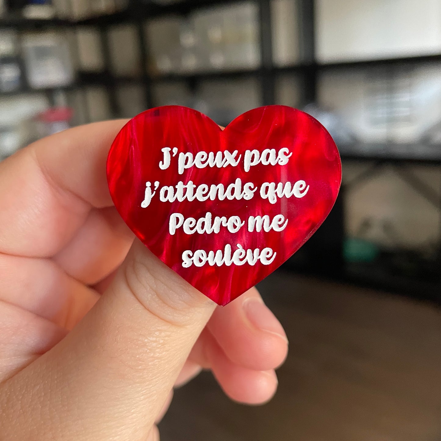 [CONTRÔLE TECHNIQUE] Broche "J'peux pas j'attends que Pedro me soulève" en acrylique marbrée rouge