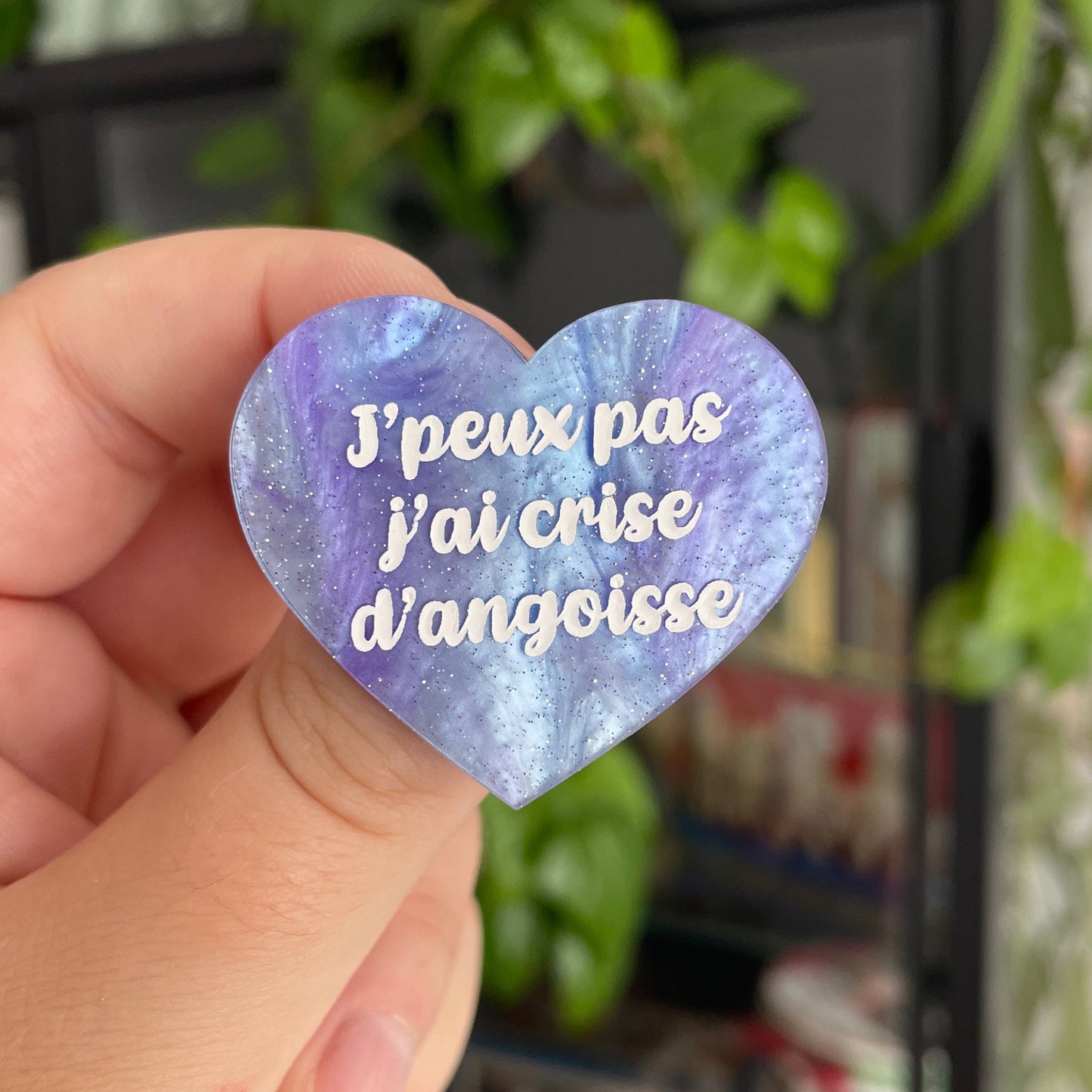 Broche "J'peux pas j'ai crise d'angoisse" en acrylique marbrée bleue et violette à paillettes