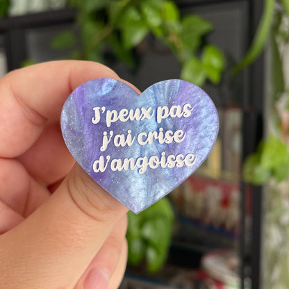 Broche "J'peux pas j'ai crise d'angoisse" en acrylique marbrée bleue et violette à paillettes