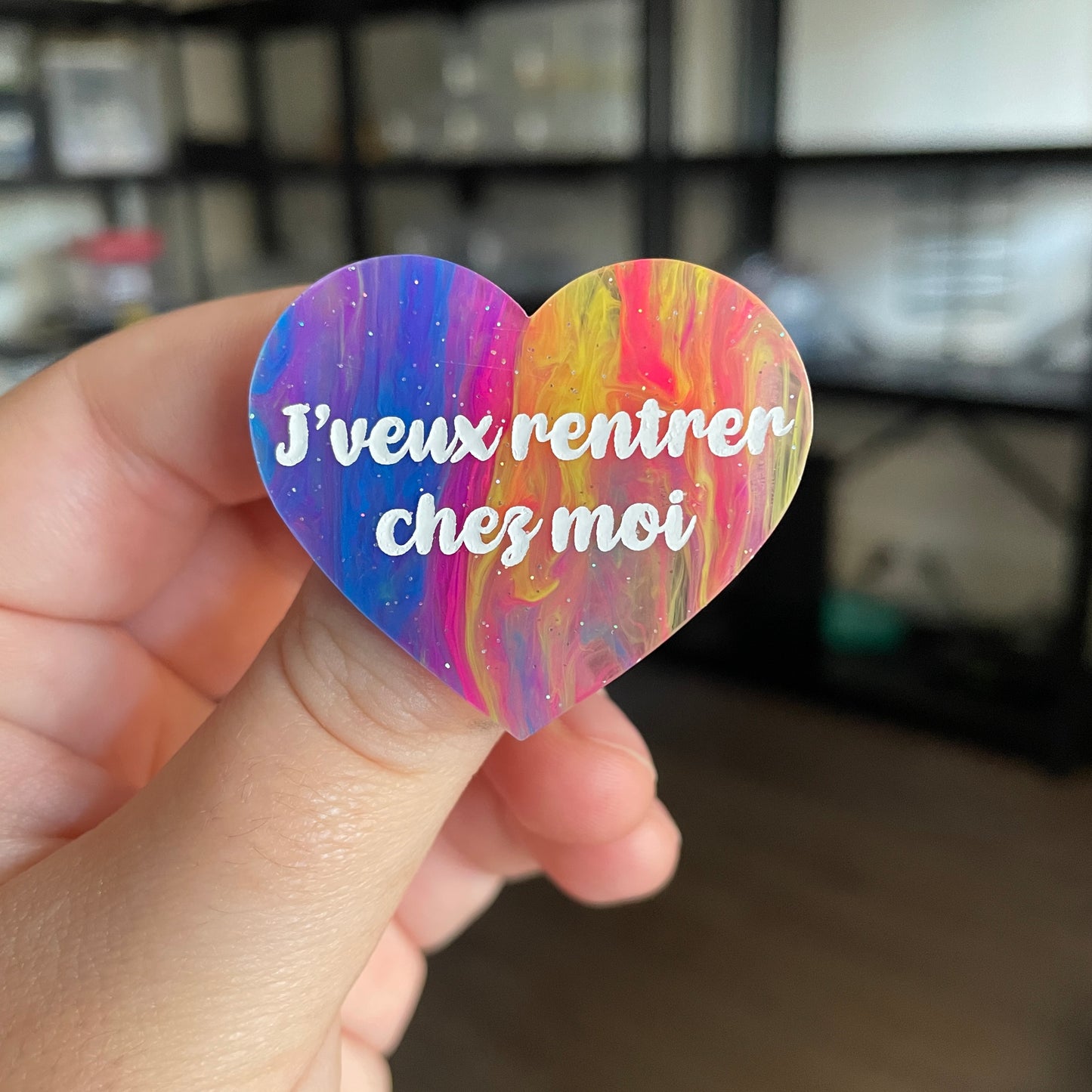 [CONTRÔLE TECHNIQUE] Broche "J'veux rentrer chez moi" en acrylique semi transparente marbrée multicolore