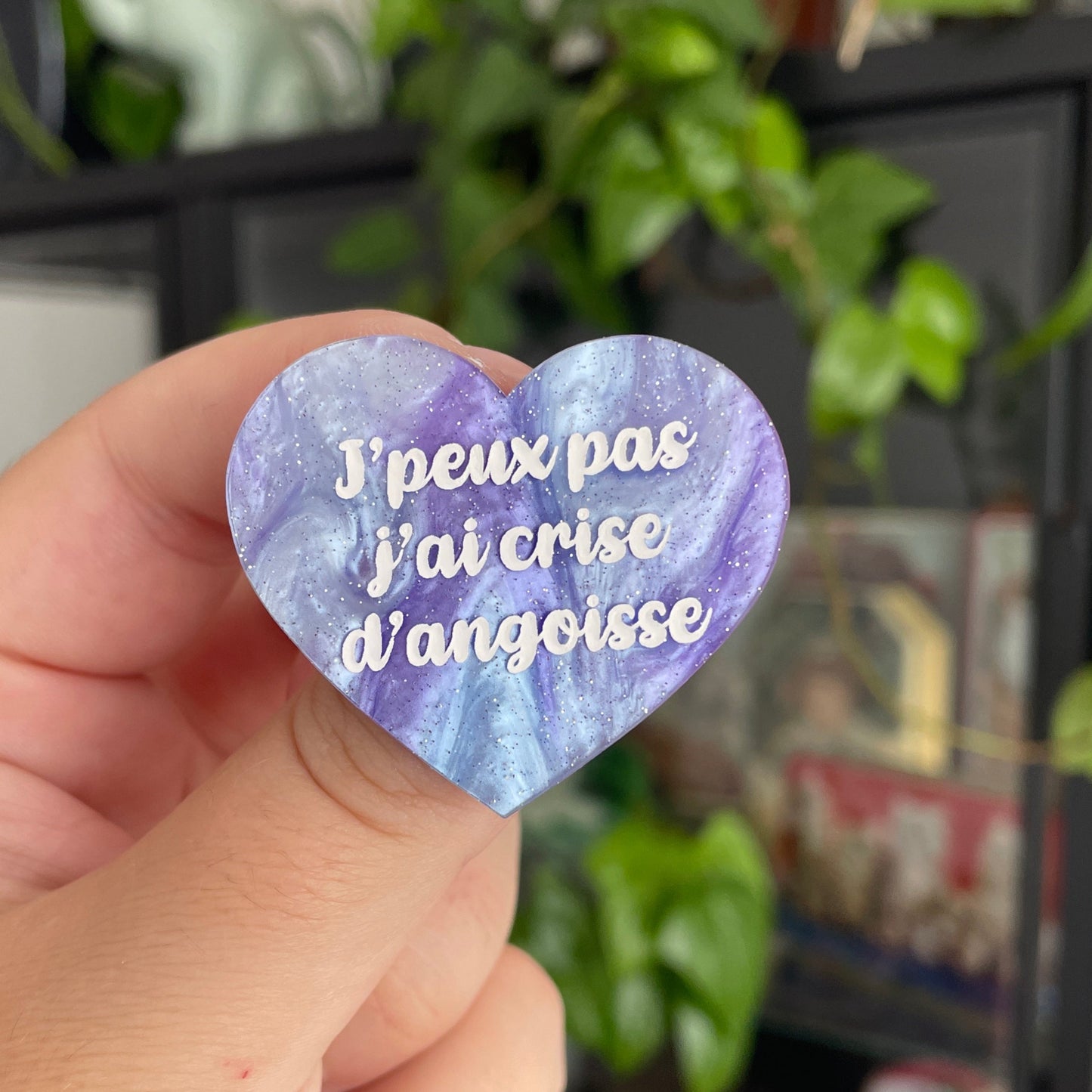 Broche "J'peux pas j'ai crise d'angoisse" en acrylique marbrée bleue et violette à paillettes