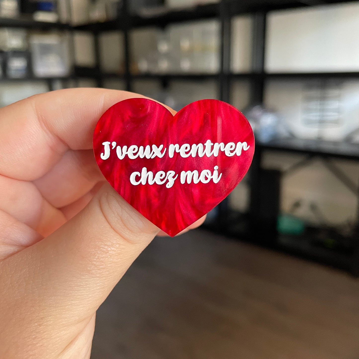 [CONTRÔLE TECHNIQUE] Broche "J'veux rentrer chez toi" en acrylique marbrée rouge
