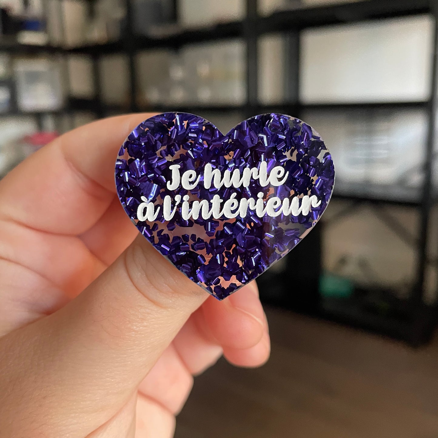 [CONTRÔLE TECHNIQUE] Broche "Je hurle à l'intérieur" en acrylique semi transparente avec des confettis bleus/violets