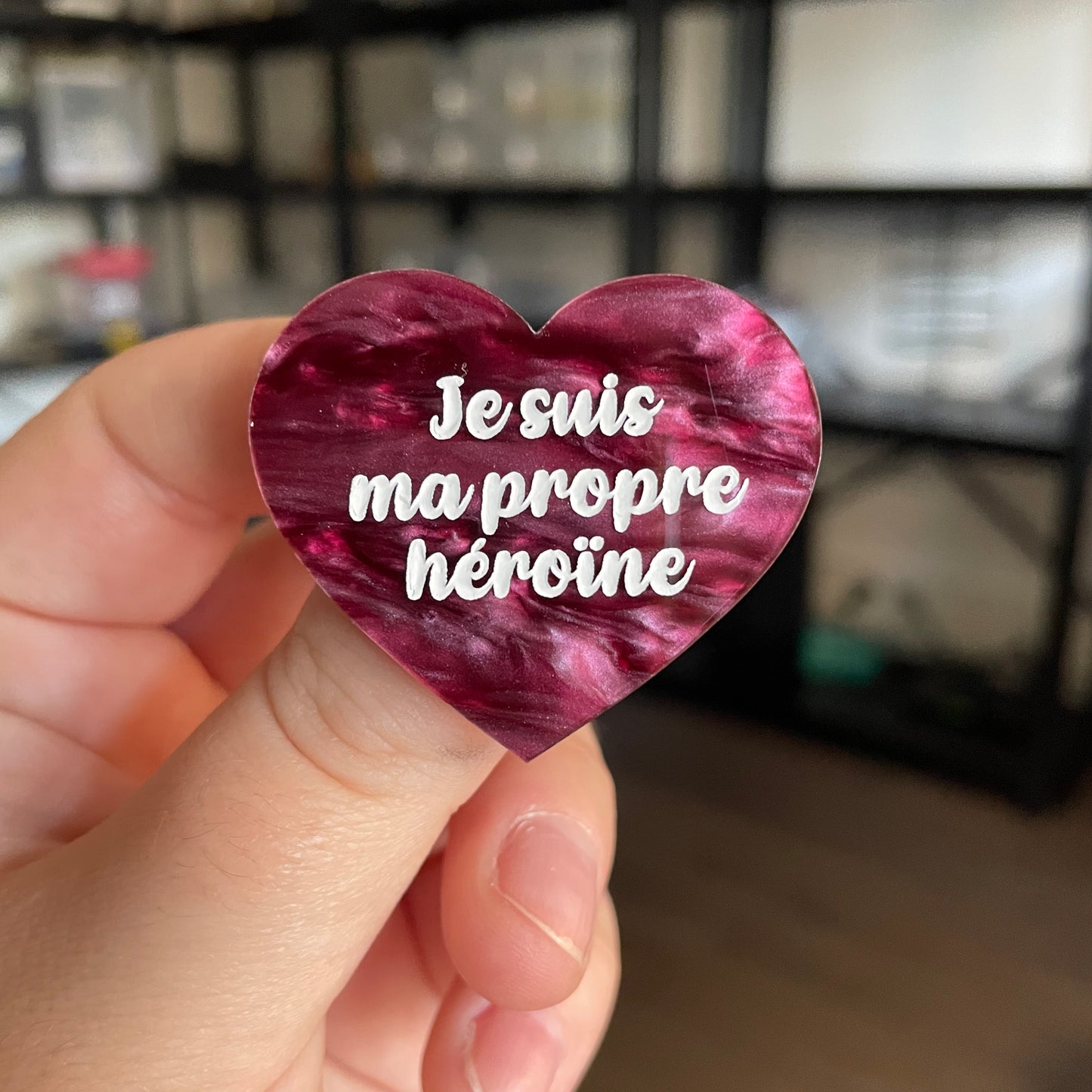 [CONTRÔLE TECHNIQUE] Broche "Je suis ma propre héroïne" en acrylique marbrée bordeaux
