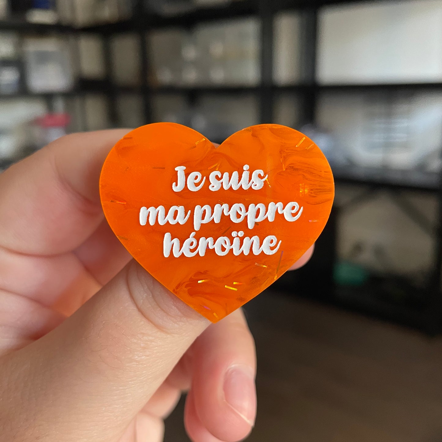 [CONTRÔLE TECHNIQUE] Broche "Je suis ma propre héroïne" en acrylique marbrée orange du Japon