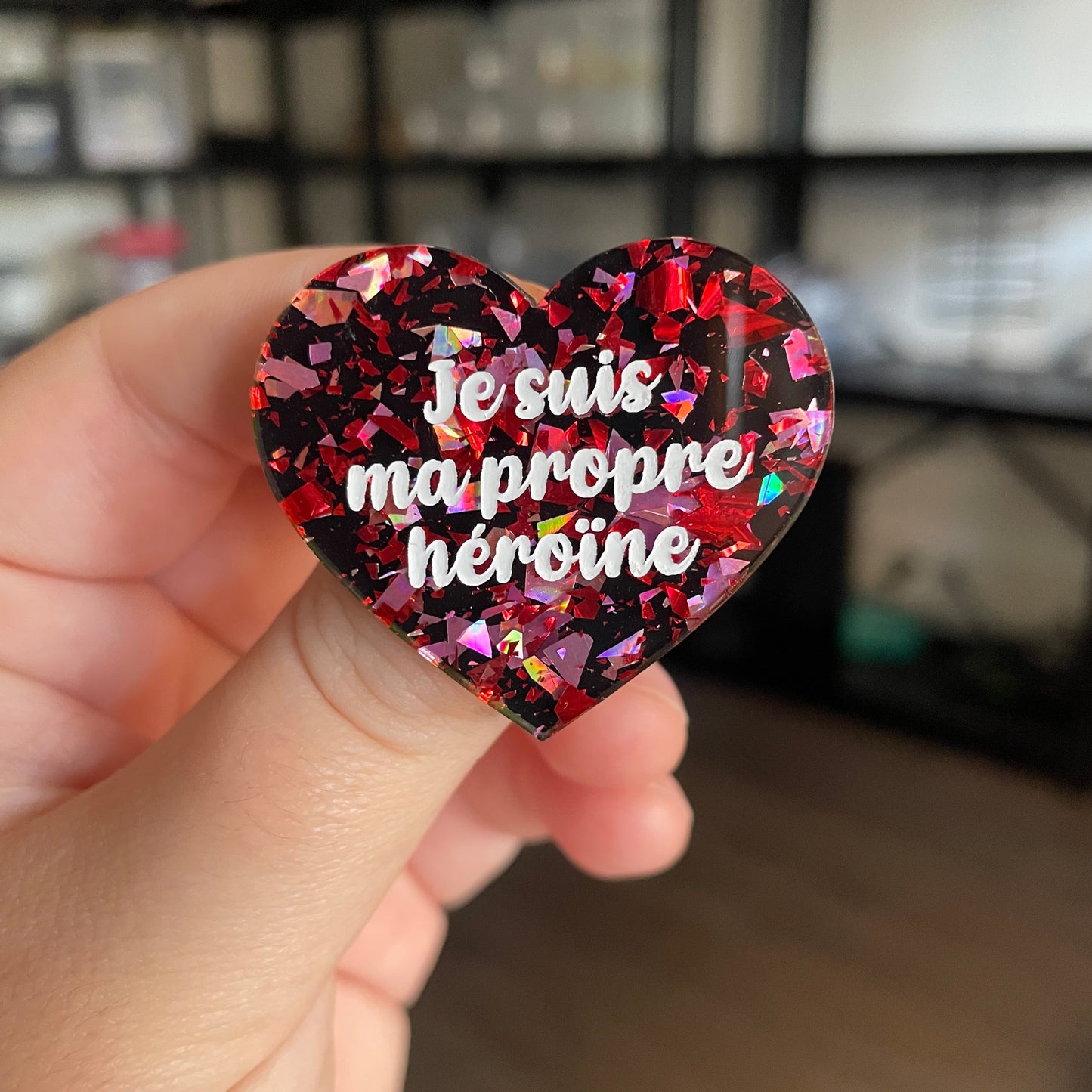 [CONTRÔLE TECHNIQUE] Broche "Je suis ma propre héroïne" en acrylique noire avec des éclats de confettis rouges et roses