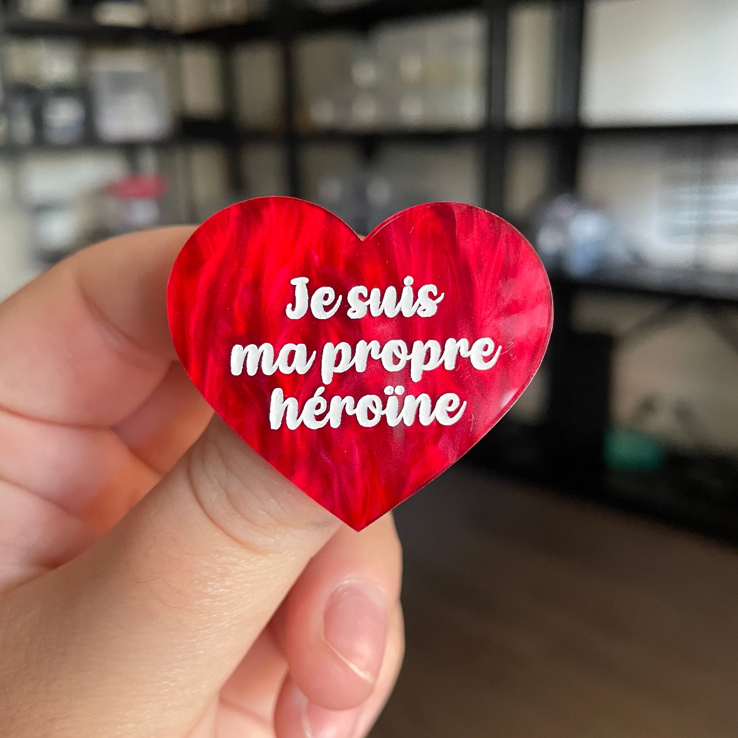 [CONTRÔLE TECHNIQUE] Broche "Je suis ma propre héroïne" en acrylique marbrée rouge