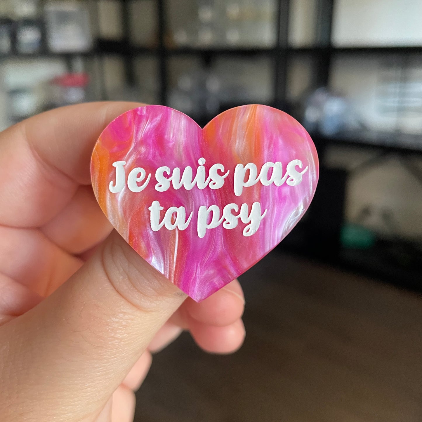 [CONTRÔLE TECHNIQUE] Broche "Je suis pas ta psy" en acrylique marbrée orange, rose et blanche