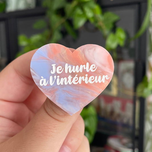 Broche "Je hurle à l'intérieur" en acrylique marbrée corail, bleu, blanc et transparent