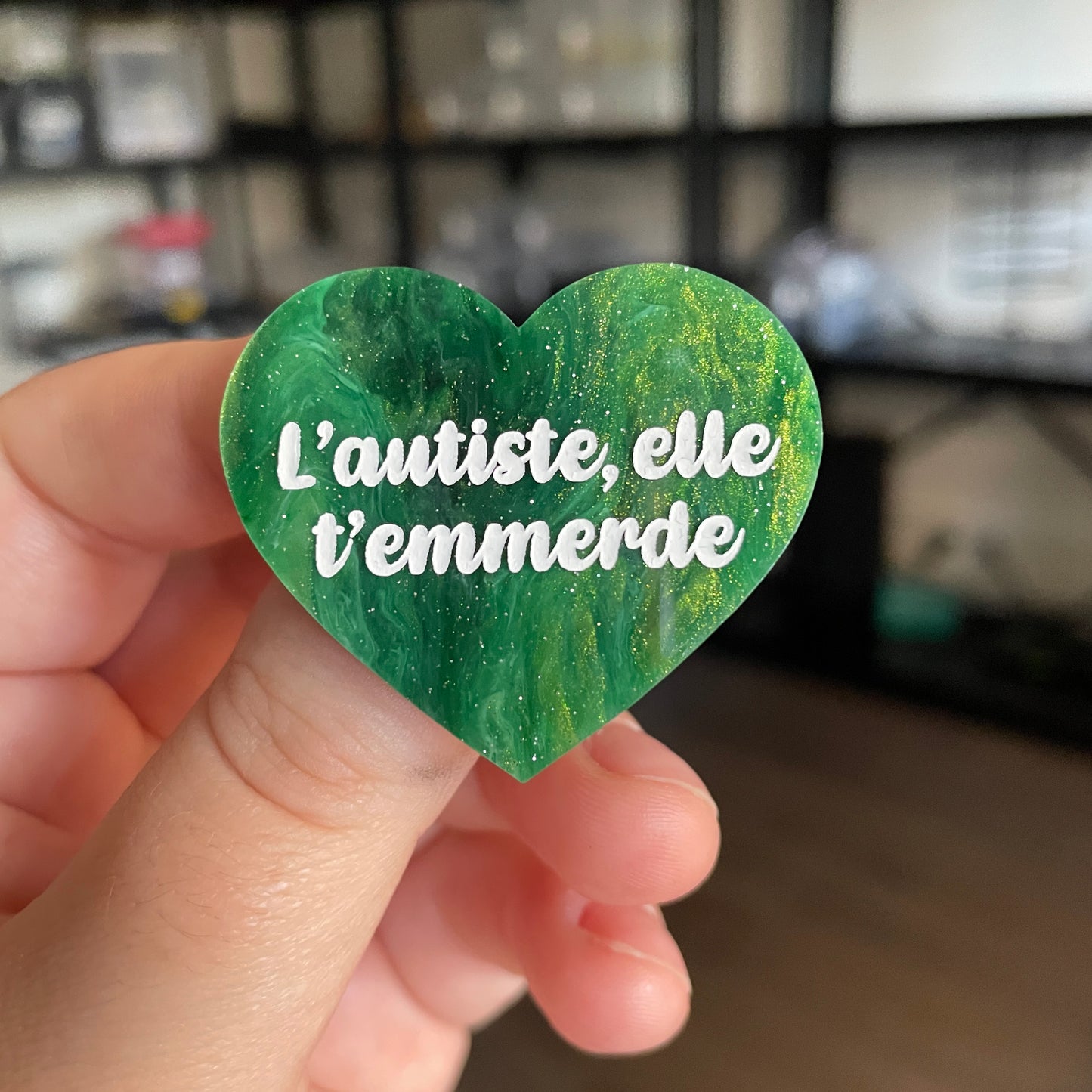 [CONTRÔLE TECHNIQUE] Broche "L'autiste, elle t'emmerde" en acrylique marbrée verte et dorée