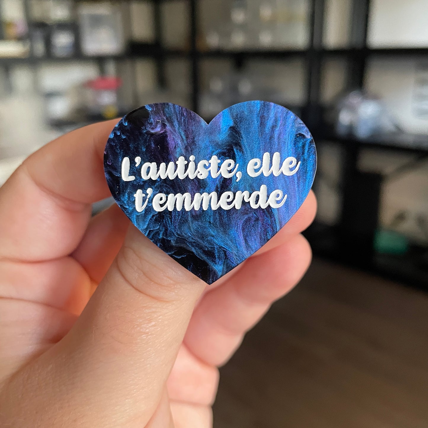 [CONTRÔLE TECHNIQUE] Broche "L'autiste, elle t'emmerde" en acrylique marbrée bleue, noire et violette
