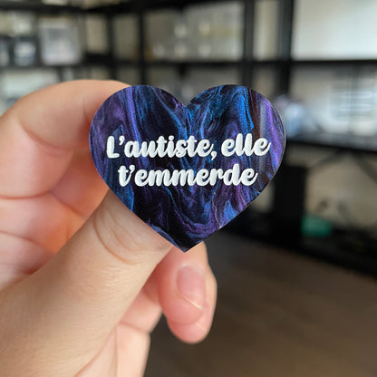 [CONTRÔLE TECHNIQUE] Broche "L'autiste, elle t'emmerde" en acrylique marbrée bleue, noire et violette