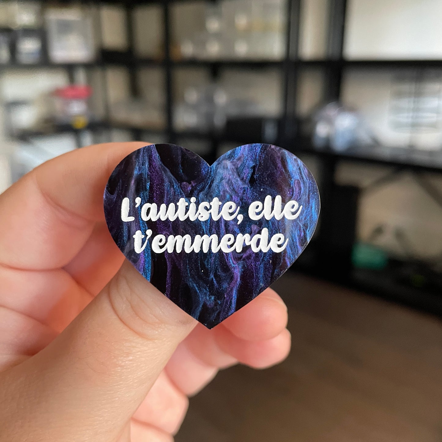 [CONTRÔLE TECHNIQUE] Broche "L'autiste, elle t'emmerde" en acrylique marbrée bleue, noire et violette
